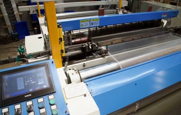 设备正在进行编织丝网生产。