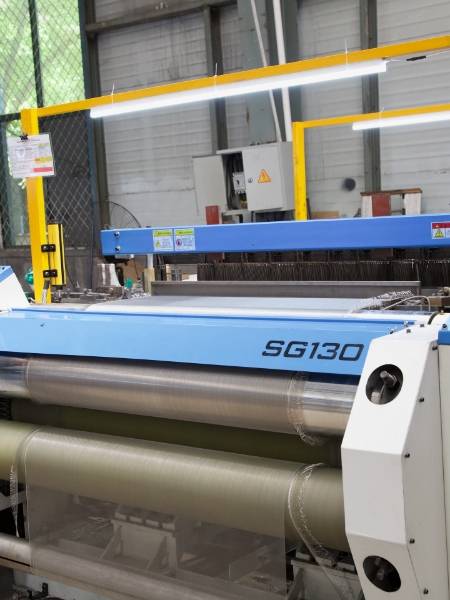 技术工人正在检测产品的平整度。