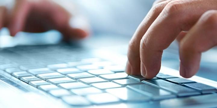 我们销售员正用笔记本电脑与客户联系。