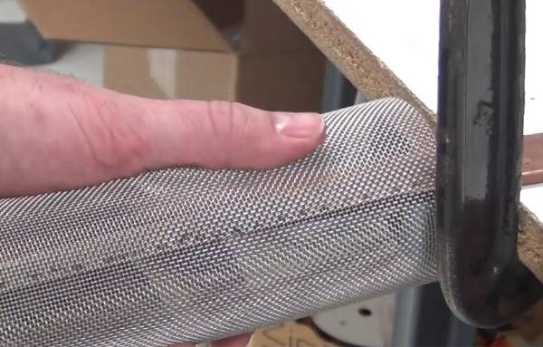 工作人员正在焊接滤芯。