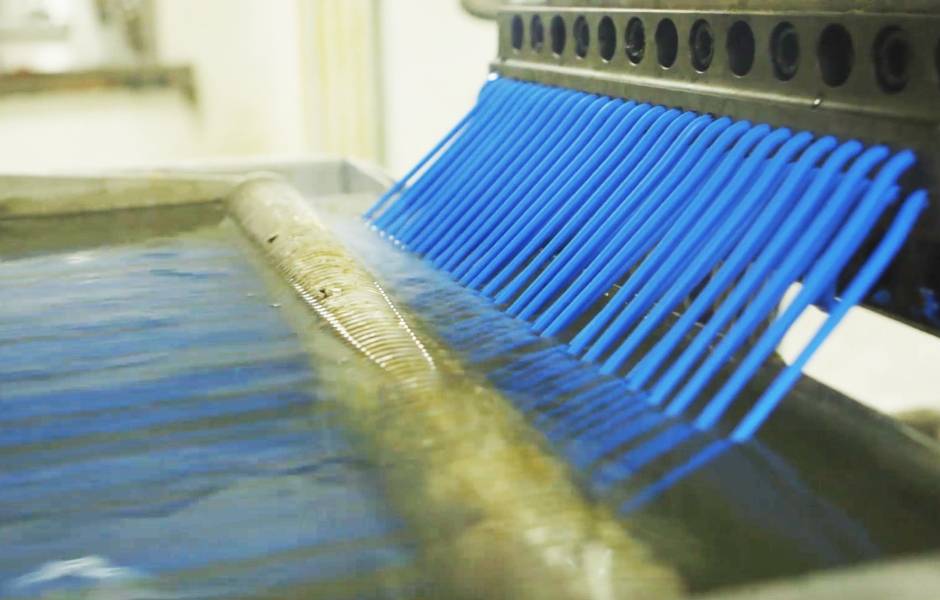 挤出机正在挤出高分子聚合物。