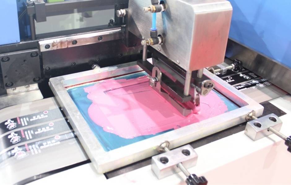 设备正将图案印刷到横幅上。