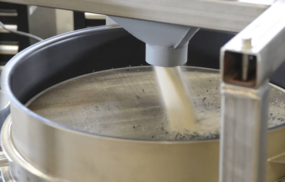 正使用试验筛进行颗粒筛分。