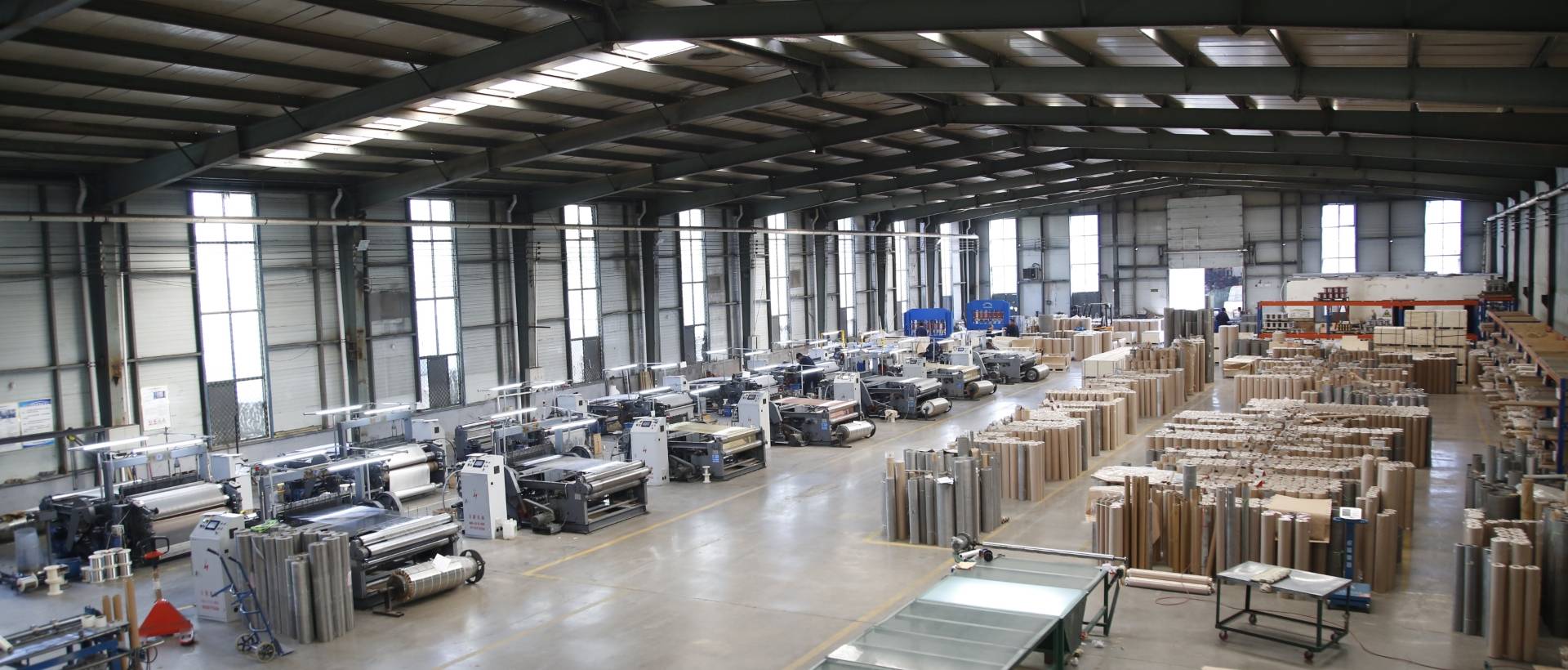 车间内编织机器正在编织不锈钢丝网。