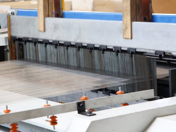 全数控编织机是编织金属编织网。