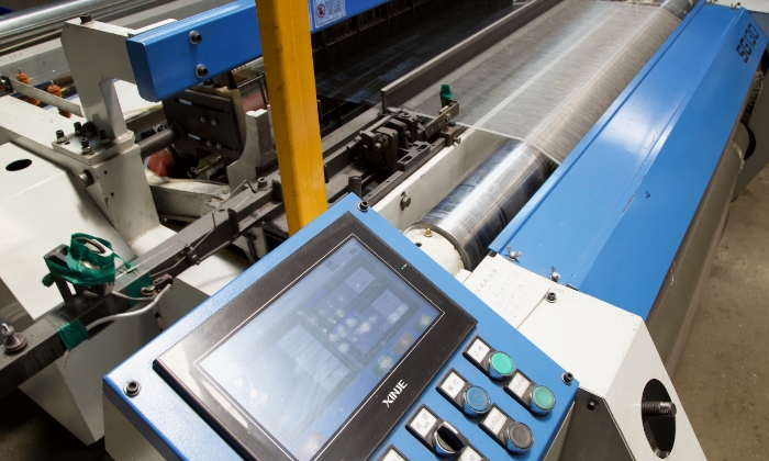 编织机正在生产斜纹编织的金属丝布。