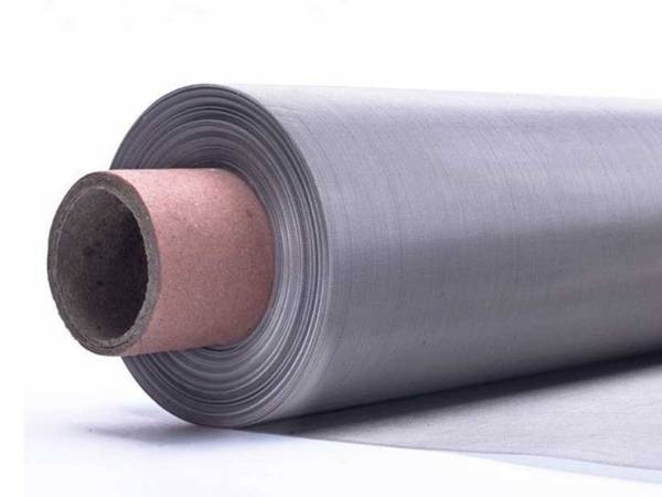 一卷镍编织网平放在黑色背景上