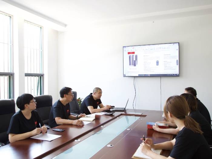 我们的团队成员正在进行产品样册讨论。