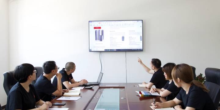 我们的团队正在讨论如何更好地满足客户需求。