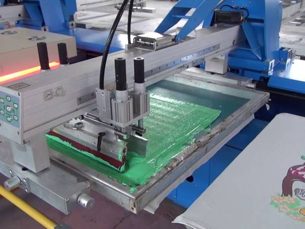 设备正将图案印刷到T恤上。