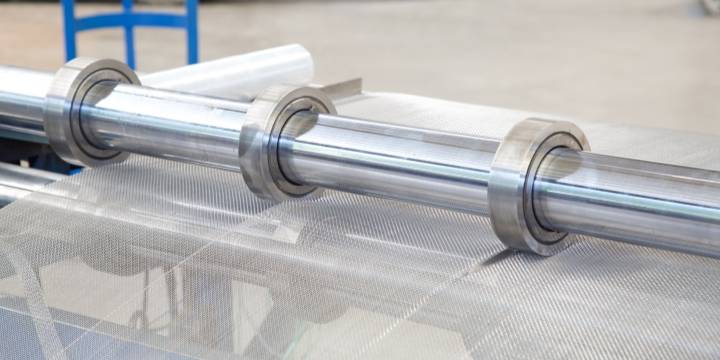 滚子割刀将丝布切割成指定尺寸。