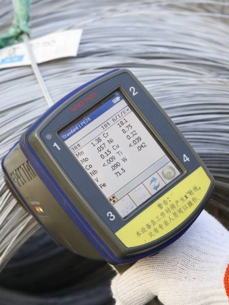 使用手持材料可靠性鉴别仪进行原材料成分测试。