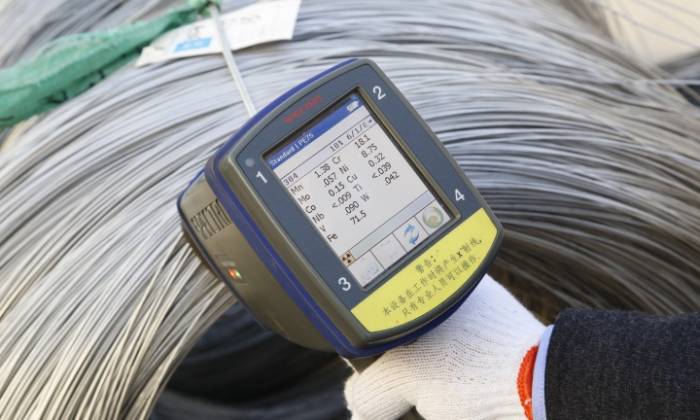 质检员用手持材料可靠性鉴别仪进行材料成分检验。