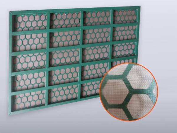 白色背景下的泥浆振动筛