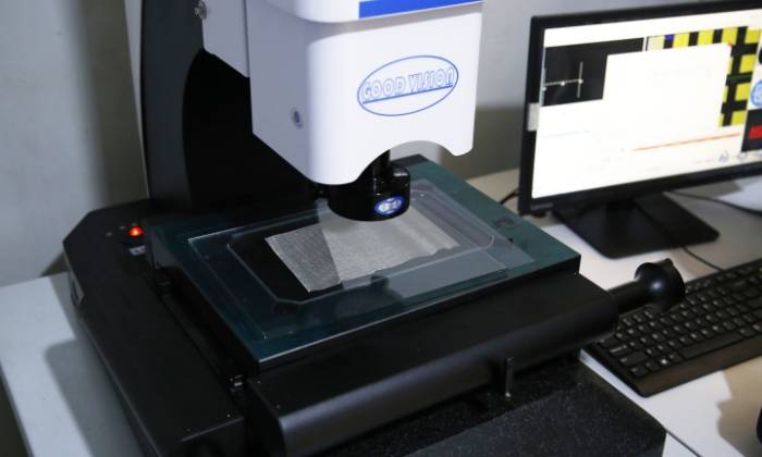 质检人员正在进行不锈钢丝网网孔检测。