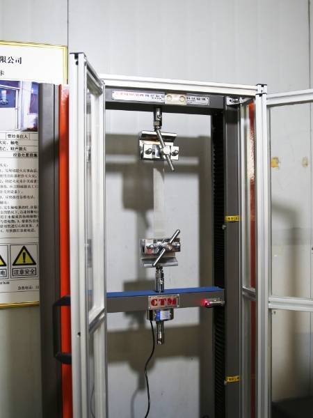 我们的之间人员正在检测不锈钢编织网的抗拉强度。