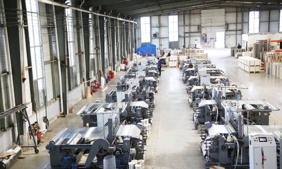 两排丝网编织设备正在进行编织生产。